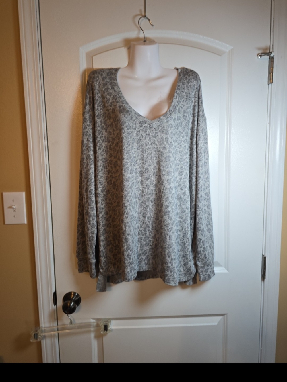 NWOT! Spirit Jersey Gray Leopard Print Lightweight Oversized XL